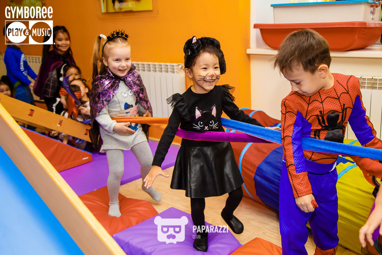 Тематический урок “Halloween” в детском центре раннего развития Gymboree Play&music